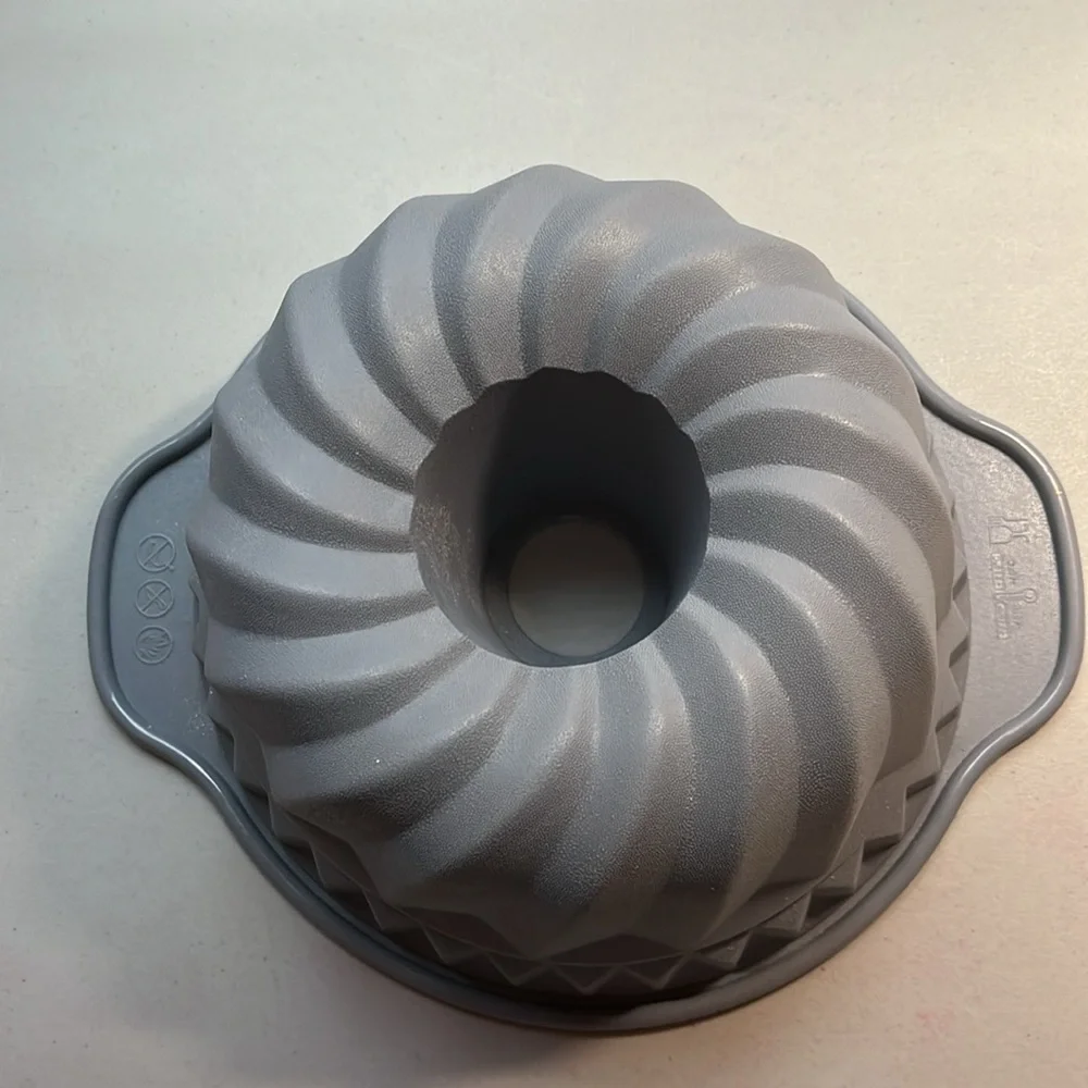 Silicone Bundt pan 9 inch